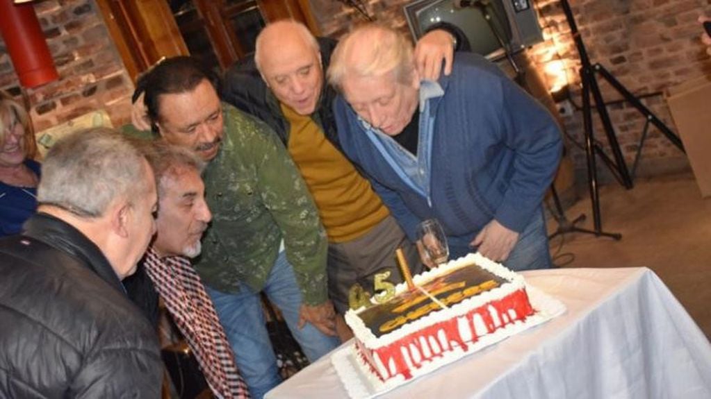 Chebere festeja los 45 años con el cuarteto en el Teatro del Libertador.