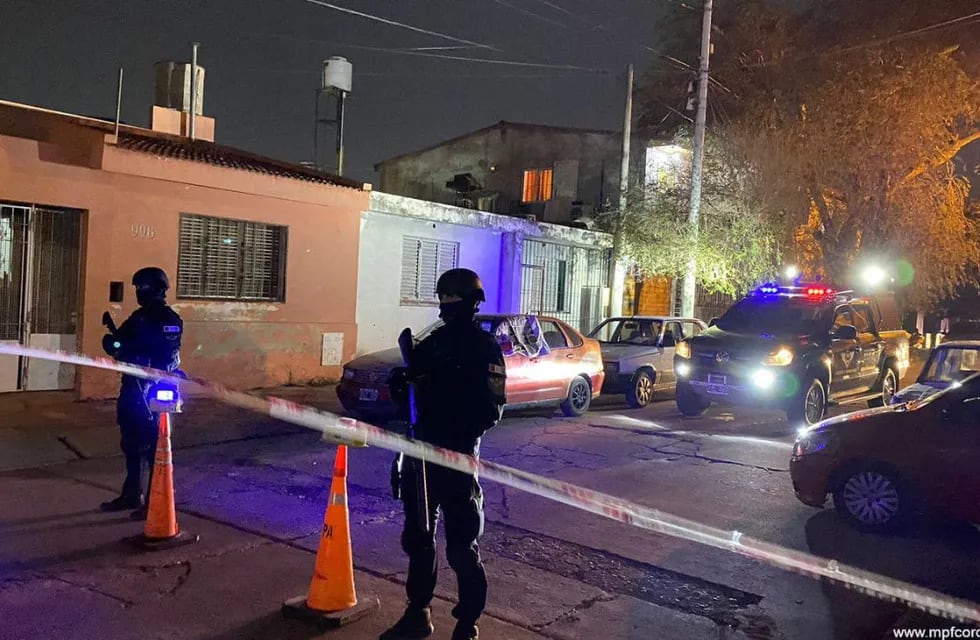 Dos allanamientos cerca del estadio de Belgrano desbarataron un punto de venta y almacén de venta de drogas.