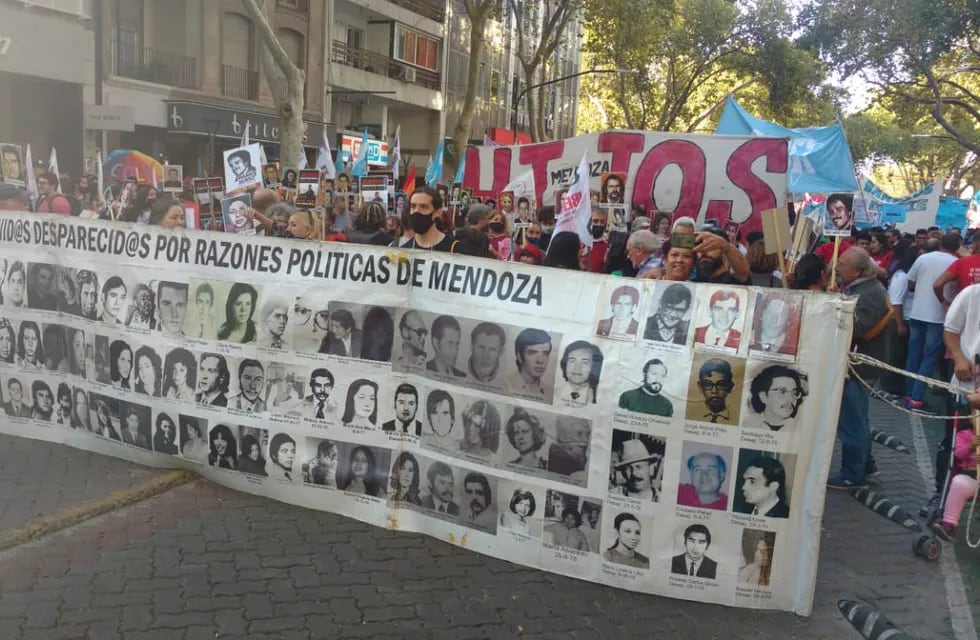 Una multitud de mendocinos marcharon esta tarde por las calles de Mendoza en conmemoración del Día de la Memoria por la Verdad y Justicia. José Gutiérrez/Los Andes.