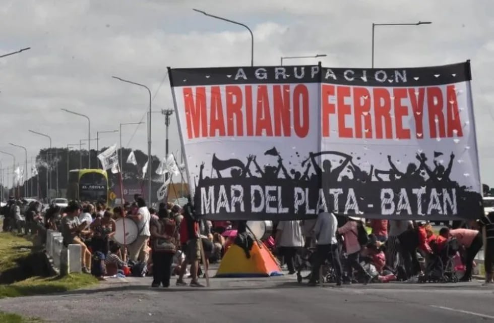 Manifestantes cortaron la ruta 2 pidiendo mercadería y trabajo (Foto: Agrupación Mariano Ferreyra)