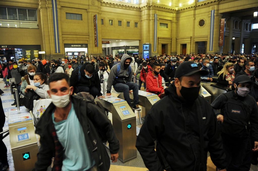 Amontonamientos en la estación Constitución de Buenos Aires. (Foto: Clarín)