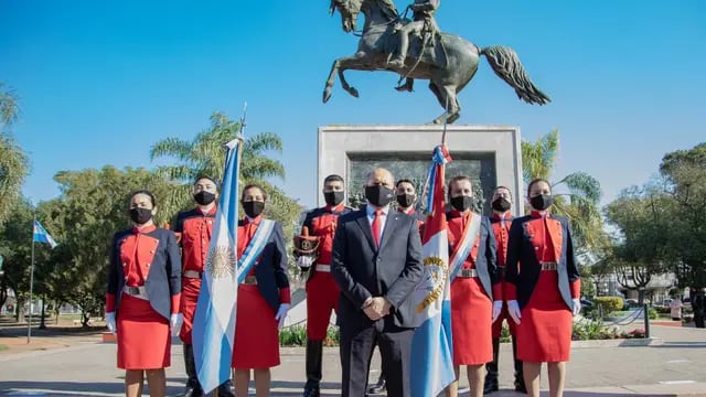 En el acto 9 de julio, el gobernador Omar Perotti anunció que las mujeres también estarán integrando los"Dragones de la Independencia", la guardia de honor de los mandatarios santafesinos