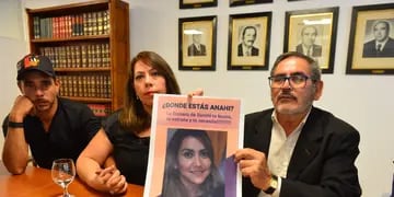 Los papás de Anahí Bulnes dieron una conferencia de prensa pidiendo por la aparición con vida de la docente. (José Hernández/La Voz)
