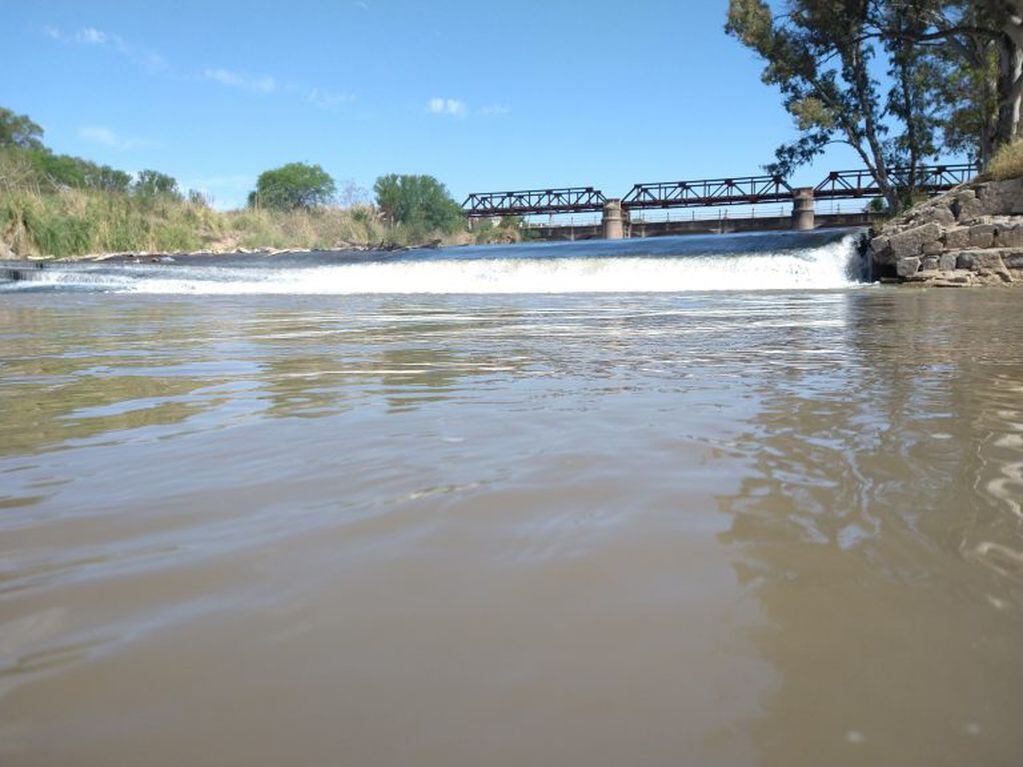 La cascada y los tres puentes del Balneario El Puente en el río Xanaes, Marull