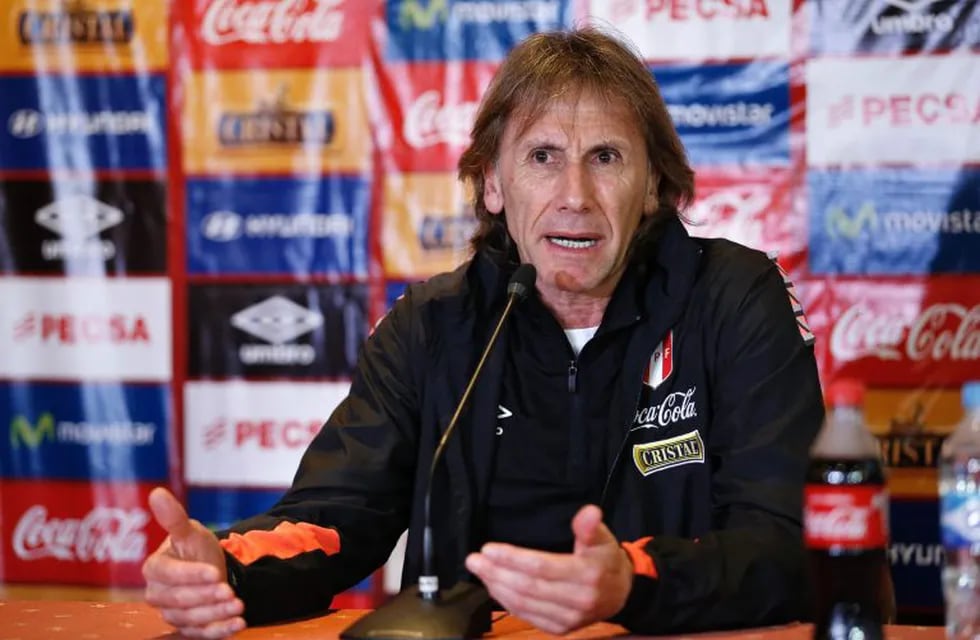 Peru's national football team coach Ricardo Gareca speaks during a press conference in Lima on October 4, 2016.nPeru will face Argentina and in FIFA World Cup Russia 2018 qualifier matches on October 6 and 11 respectively. / AFP PHOTO / LUKA GONZALES