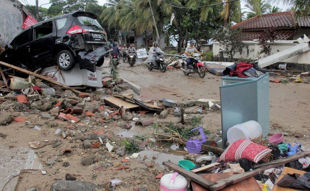 Las imágenes más terribles del tsunami en Indonesia (AP)