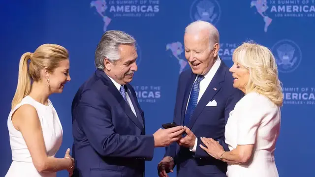 Cumbre de las Américas: Alberto Fernández fue recibido por Joe Biden en Los Ángeles y le mostró las fotos de su hijo Francisco