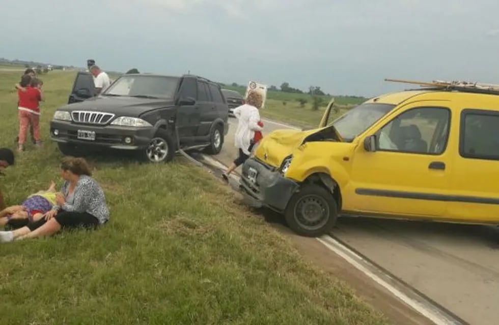 Kangoo choca camioneta importada Autopista a Córdoba