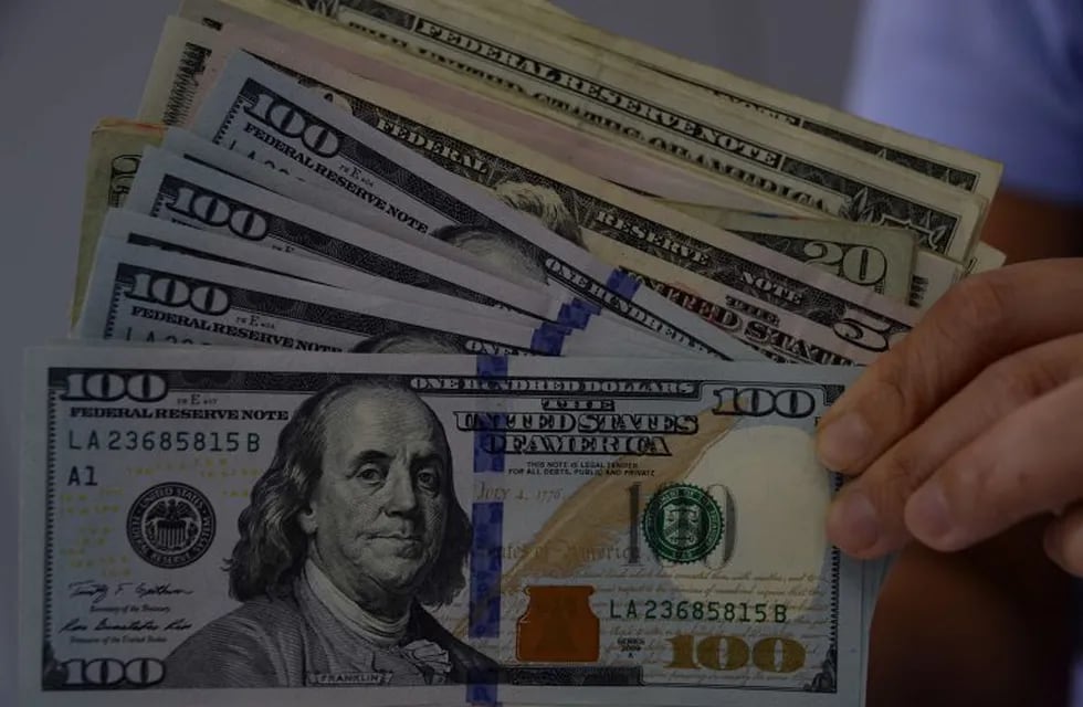 Tras el anuncio de Macri, se dispara el dólar y se vende a $34,20 en el Banco Nación. Foto: AFP.