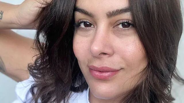 Sin filtro: Larissa Riquelme posó en ropa interior recostada sobre su cama