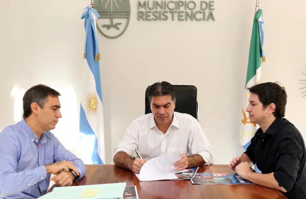 Capitanich, junto a equipo técnico del municipio, firmó la nueva licitación. (Prensa Municipalidad)