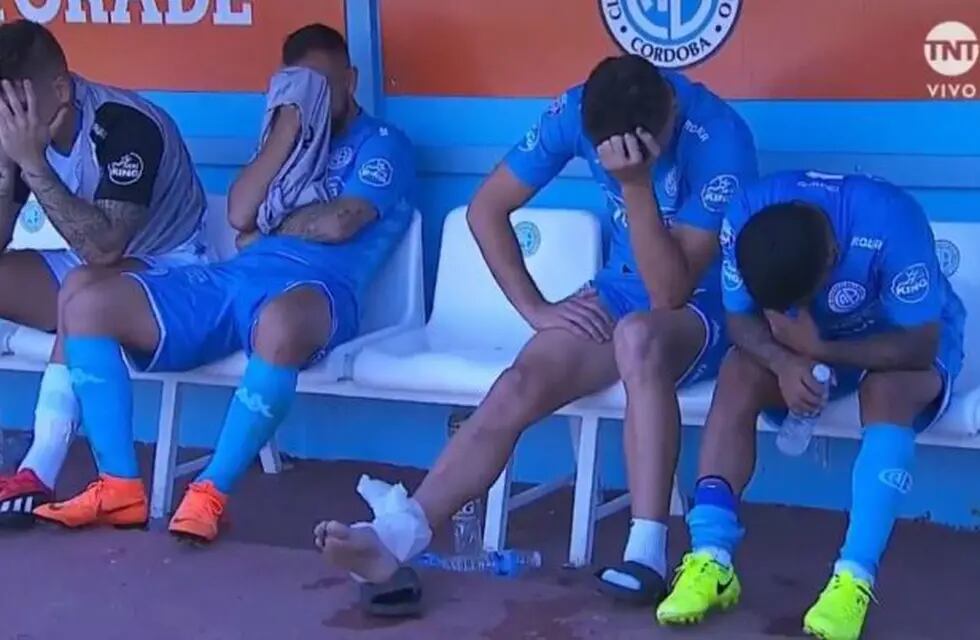 Jugadores de Belgrano desconsolados.