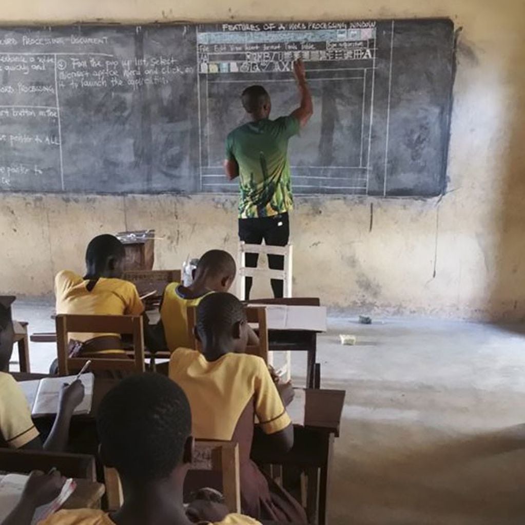 Profesor en Ghana enseña Word  sin computadoras