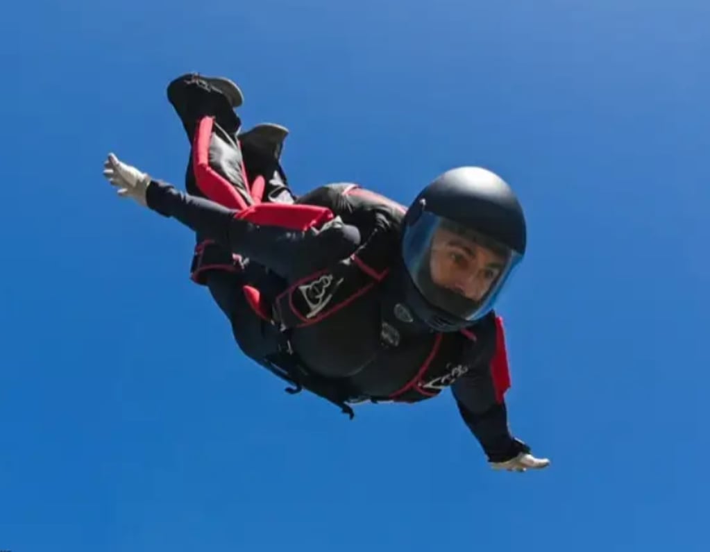 El Cabo Primero Luis Bravo acaba de cumplir 200 saltos de Paracaidismo.