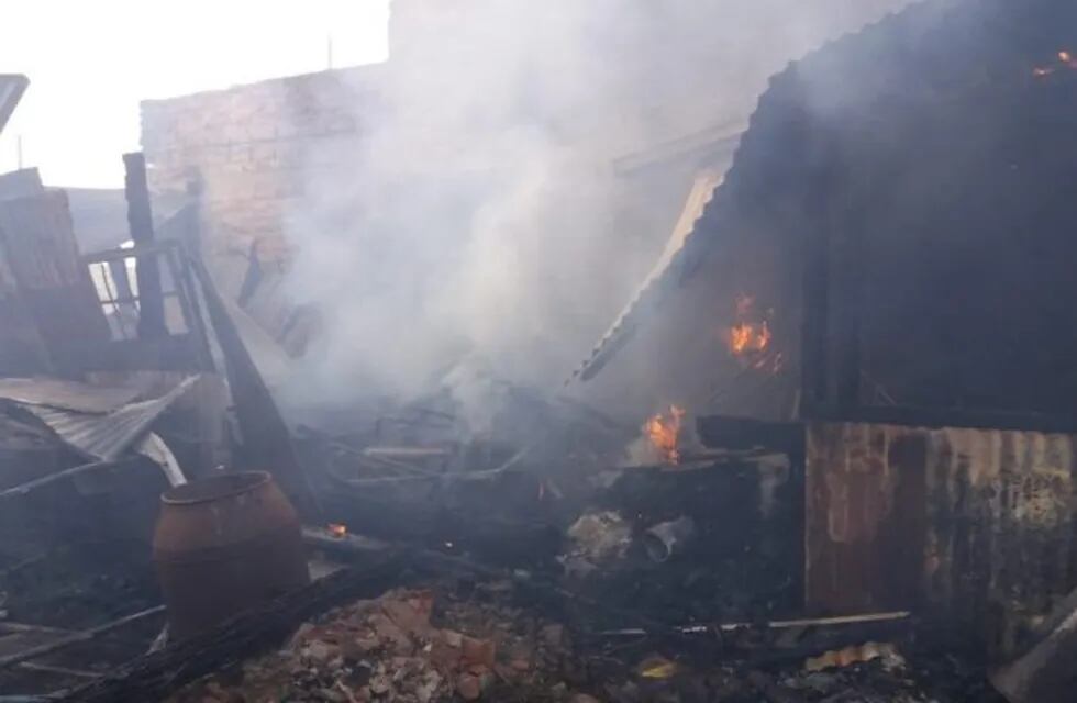 Un incendio destruyó un galpón y parte de una casa en Aldea Romana