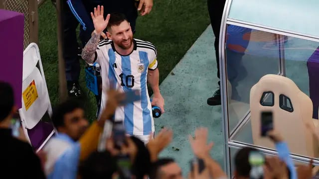 Lionel Messi de Argentina saluda a la tribuna