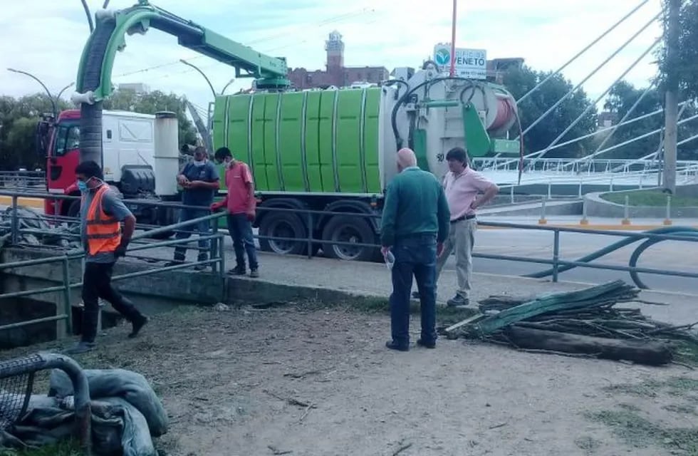 Miércoles de extracción de algas en el puente central de Carlos Paz. (Foto: Municipal).