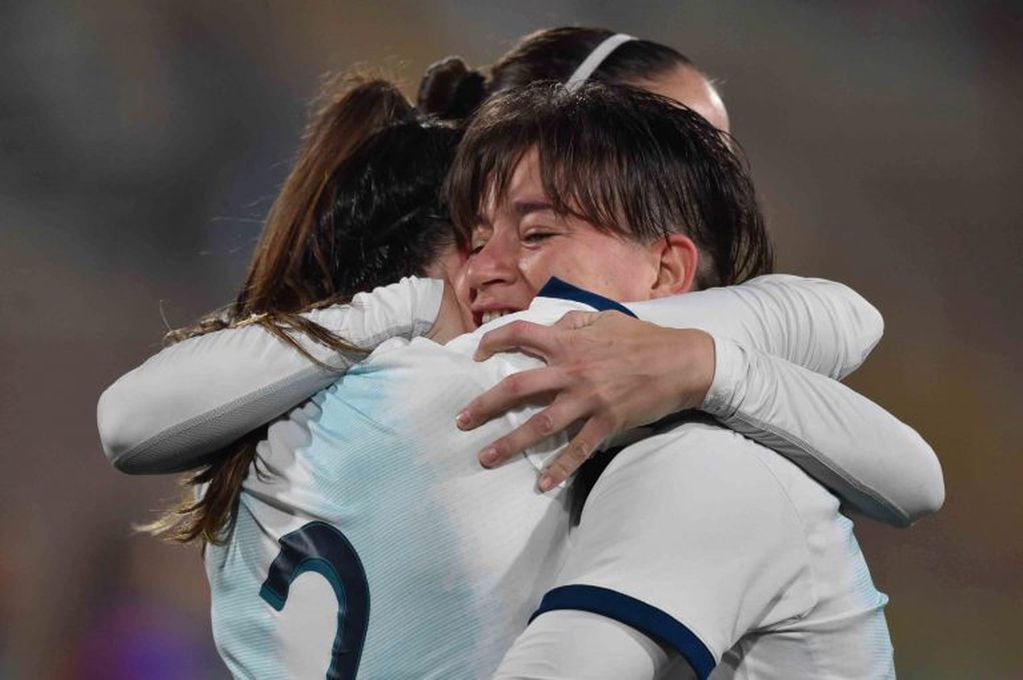 Yamila en el festejo del gol de Agustina Barroso en la final por la medalla de oro. (Photo by Cris BOURONCLE / AFP)