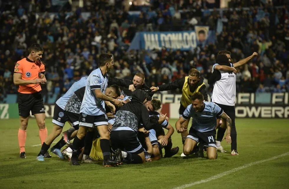 El festejo de todo Belgrano por el triunfo sobre la hora ante All Boys. Y Guille Farré también lo gritó (Facundo Luque)