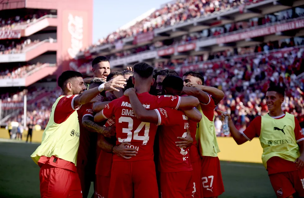 Todos en Independiente abrazan a Martín Cauteruccio que metió dos goles ante Instituto en el primer tiempo en Avellaneda