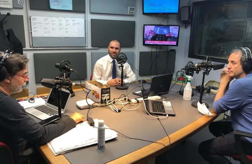 Martín Guzmán, ministro de Economía de la Nación, brinda una entrevista en los estudios de Radio Con Vos FM 89.9. (Radio Con Vos)