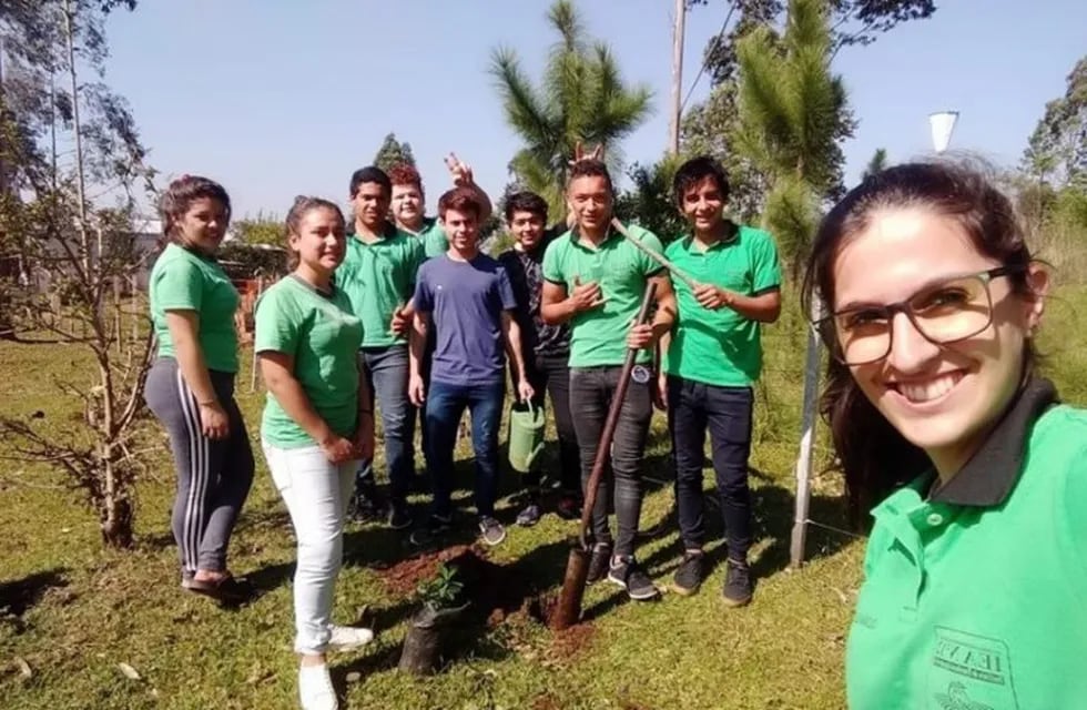 San Javier: alumnos de la IEA N° 12 en plena plantación para celebrar el Día del Arbol. (IEA N° 12 Facebook)