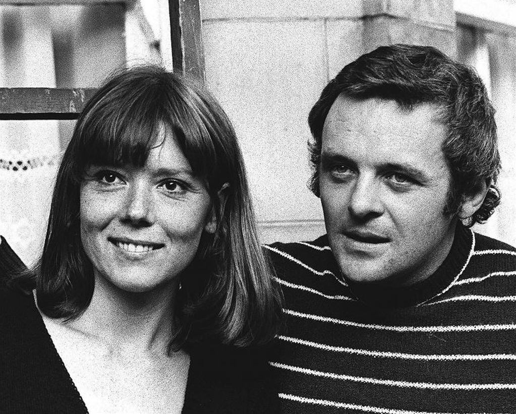 Diana Rigg y Anthony Hopkins en el Teatro Nacional de Londres, para la obra donde Rigg interpretó a Lady Macbeth. (AP Photo/Bob Dear, Archivo)