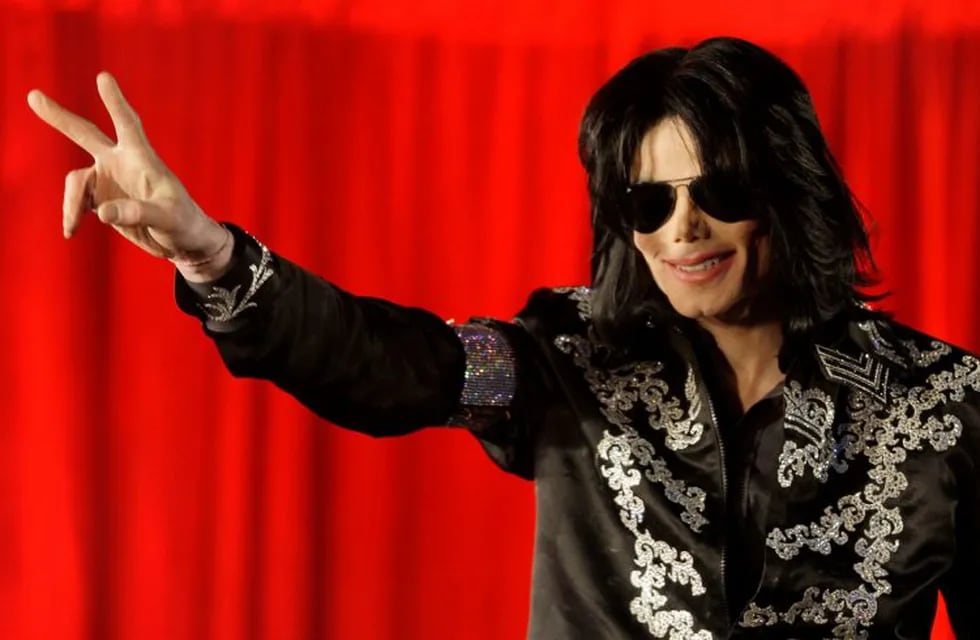 Michael Jackson encabeza la lista de Forbes de las celebridades muertas más lucrativas por quinto año consecutivo, con 75 millones de dólares. (AP)