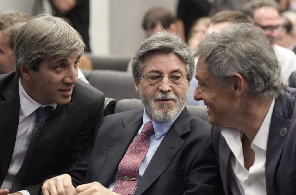 Argentina's Finance Minister Luis Caputo (L) AFIP Director Alberto Abad (C) and Production Minister Francisco Cabrera chat before the start of a press conference by Argentina's Minister of the Treasury  to present the scope of the Government's tax reform project to be submitted to Congress, at the Ministry headquarters in Buenos Aires, on October 31, 2017. 
Earlier this week, president  pledged his government would maintain "austerity and order in the public accounts," as well as favor employment, reduce taxes, lower inflation, punish corruption and strengthen Argentina's institutions.
 / AFP PHOTO / JUAN MABROMATA buenos aires Alberto Abad luis caputo Francisco Cabrera anuncio nuevas medidas economicas titular de la afip ministros conferencia de prensa