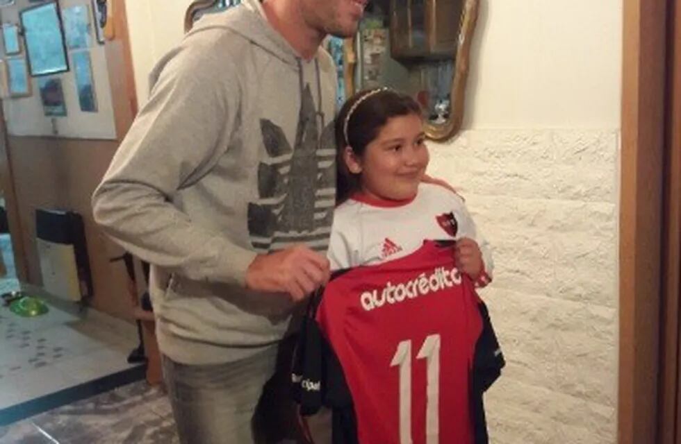 Maxi Rodriguez le regaló su camiseta a la nena de Casilda