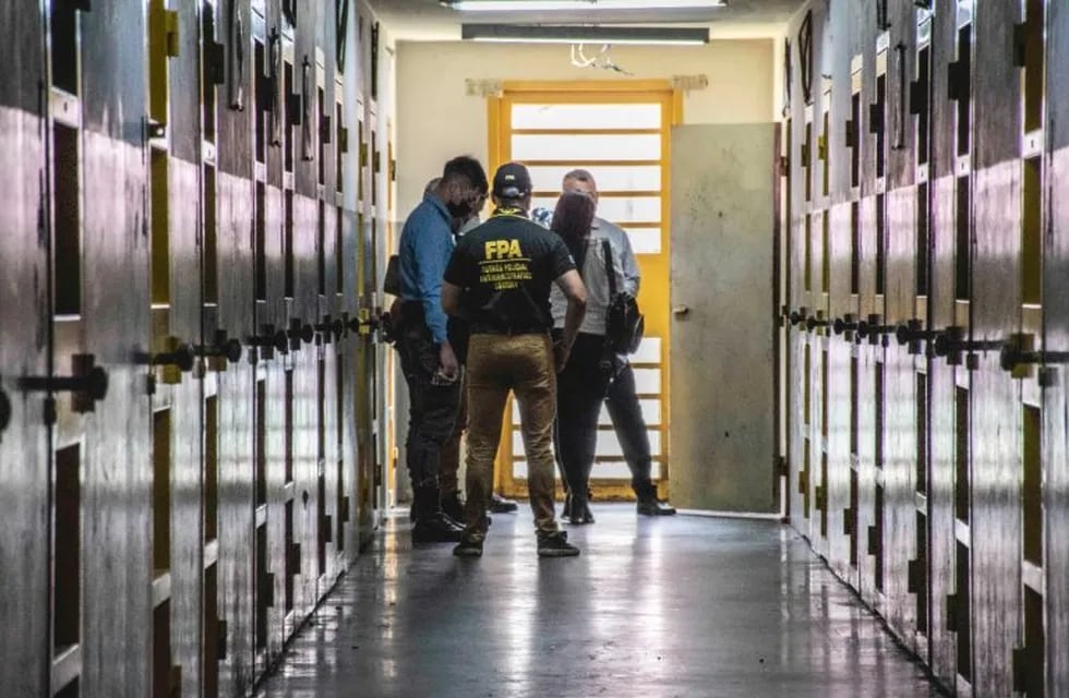 Personal de la FPA, con apoyo del Servicio Penitenciario de Córdoba, realizó allanamientos en celdas de la Cárcel de Bouwer. (MPF)