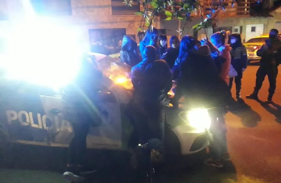 Transexuales atacaron un móvil policial con piedras y palos en Mar del Plata (Foto: Captura de video)