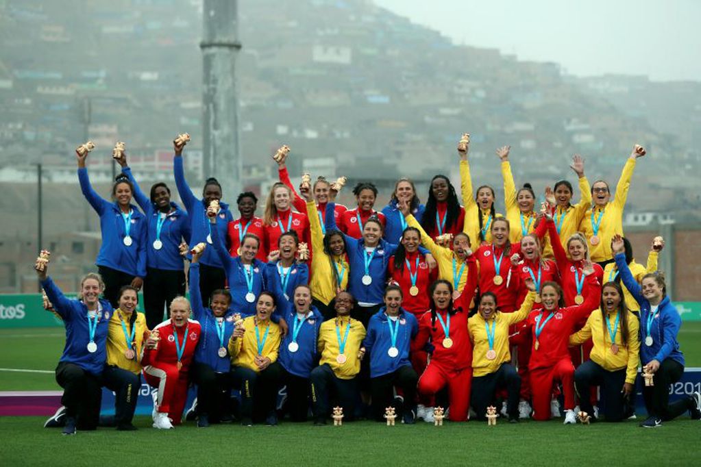 Las integrantes de los equipos de Estados Unidos (medalla de oro), Canadá (plata) y Colombia (bronce) posan en la premiación de rugby 7 este domingo en los Juegos Panamericanos 2019 en Lima (Perú). (EFE)