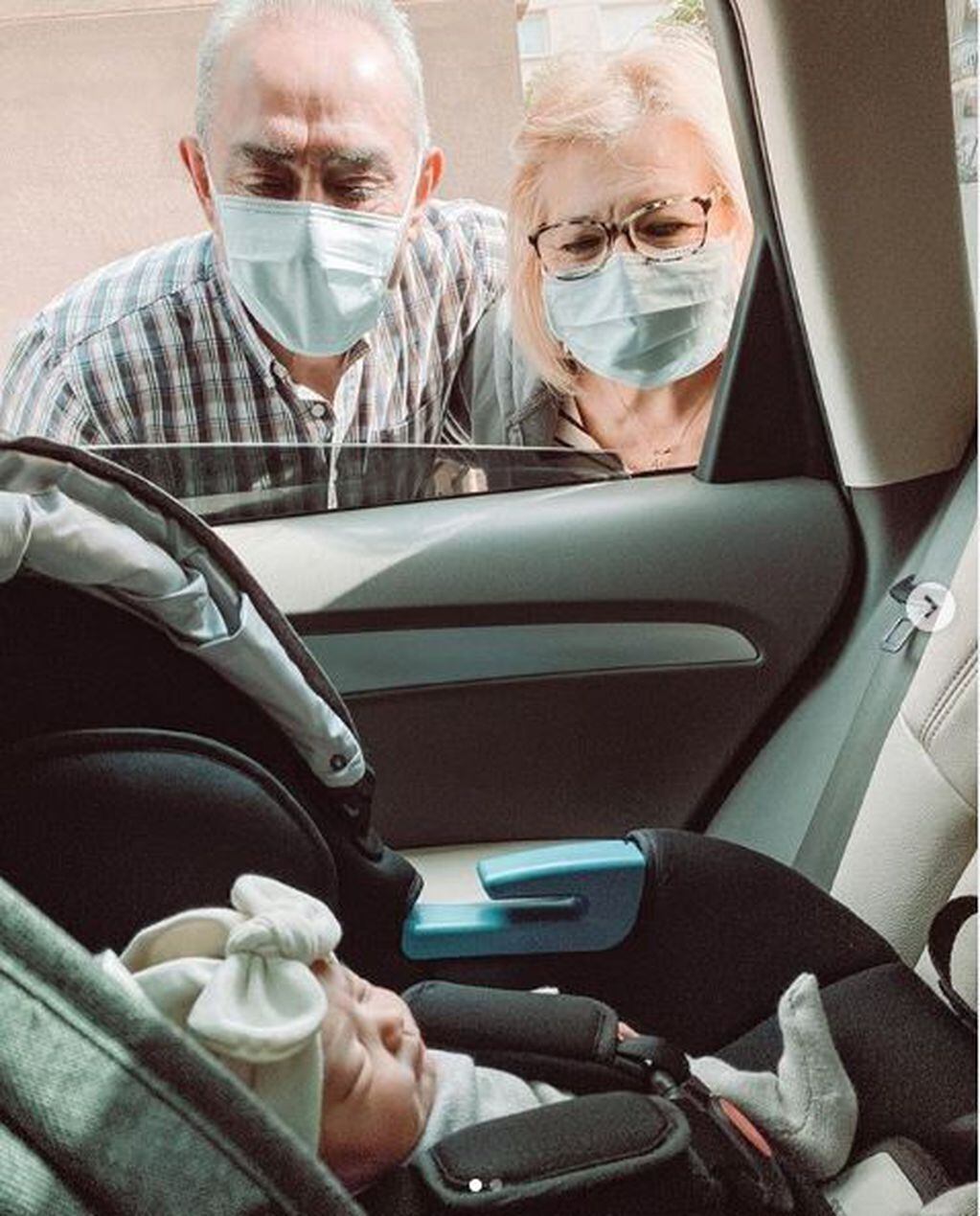 Conoce a su nieto a traves de la ventanilla del auto por el coronavirus: (foto: saraguchi84)