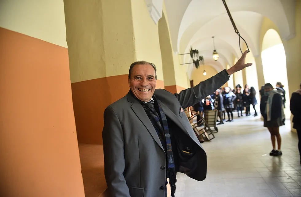 Ramón Frontera se jubila después de 45 años de trabajo en el Colegio Nacional de Monserrat.
