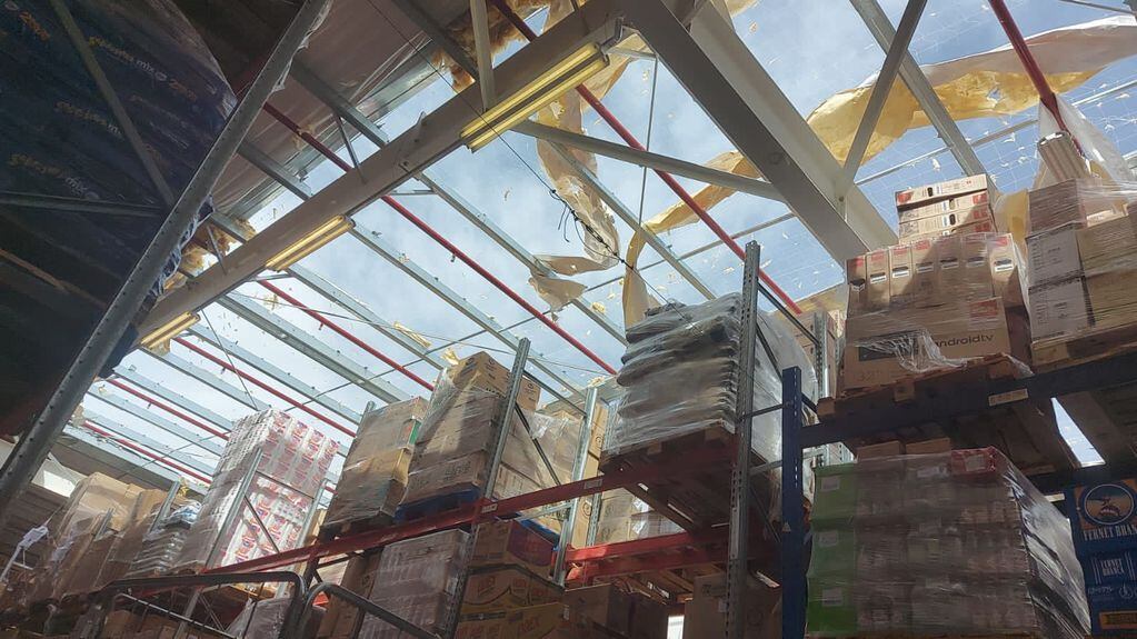 Walmart. El supermercado de Comodoro Rivadavia perdió por completo su techo este domingo. (El Chubut)