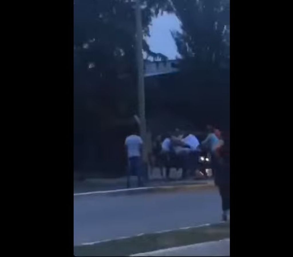 Captura del video difundido de las peleas callejeras en Naschel a la salida del boliche.