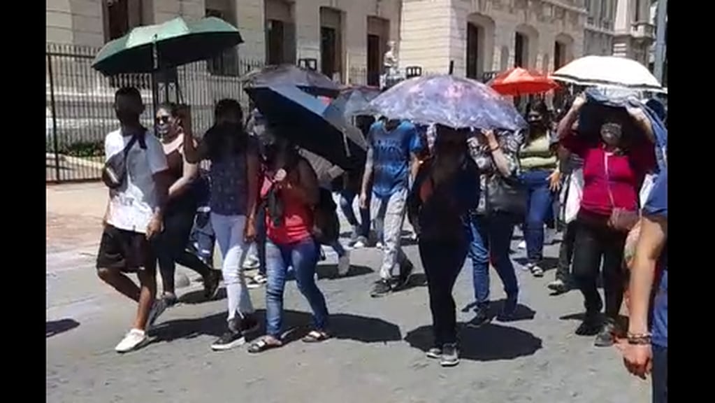 Familiares de víctimas de violencia de género se sumaron a la marcha de este lunes que llegó hasta el Ministerio Público de la Acusación.