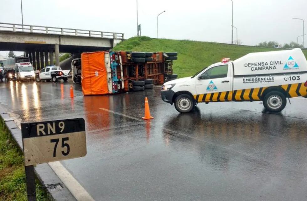 Volcó un camión en la Panamericana