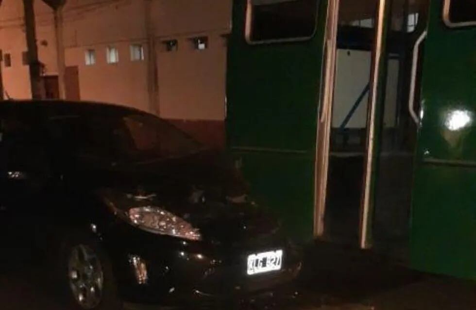 Posadas: borracho atropelló con su vehículo a un colectivo estacionado