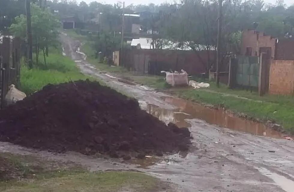 Tras las lluvias se registraron complicaciones para circular por calles terradas de Puerto Iguazú.