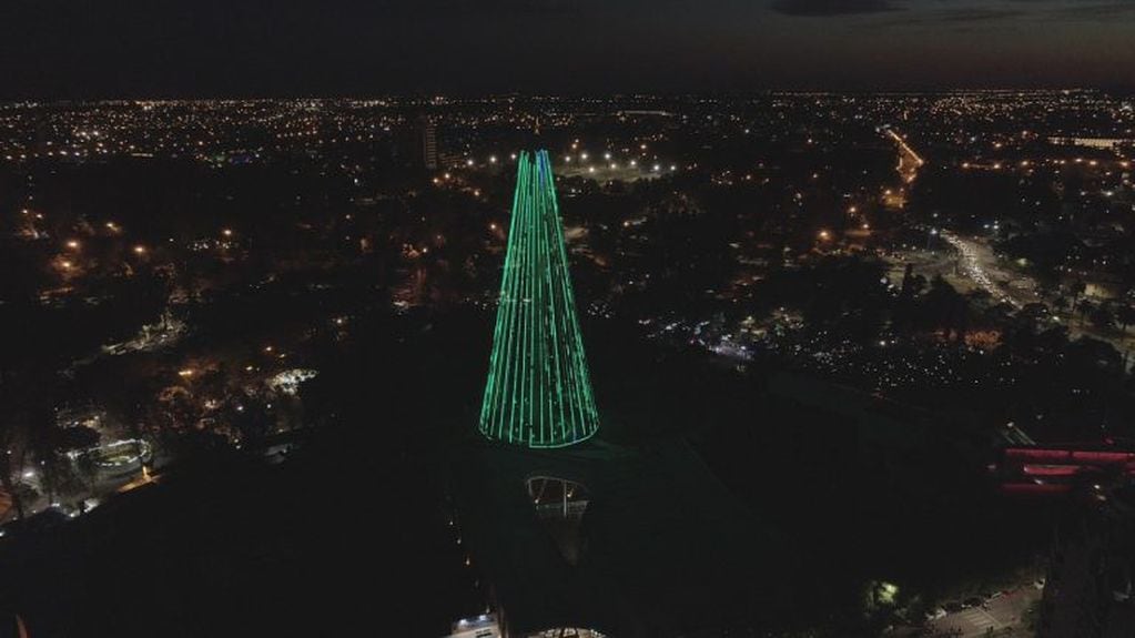 El arbolito de Navidad del Faro del Bicentenario en Córdoba volvió a armarse este 8 de diciembre.