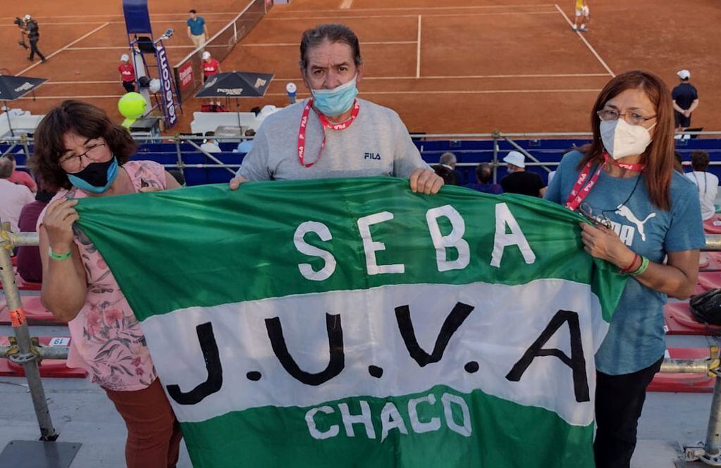 El Córdoba Open es el primer torneo ATP en el que se Báez tiene a sus padres en la tribuna. En la foto, su tía Gladys Báez (quien hizo la bandera), papá José Luis y mamá Elena. (La Voz)