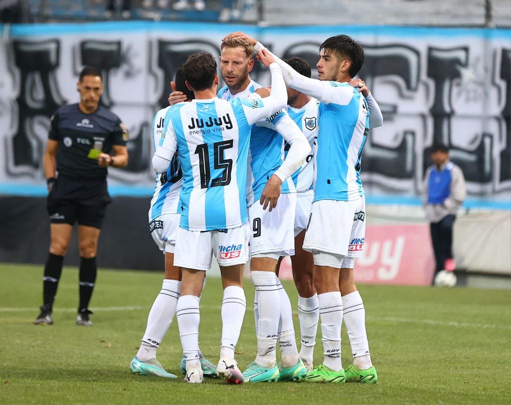 Jugadores albicelestes festejan junto a Cristian Menéndez su gol convertido de penal que cerró la goleada en el “23 de Agosto”.