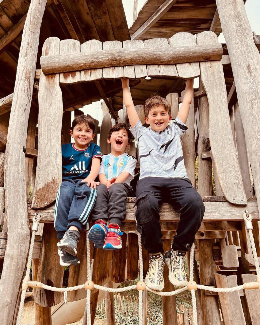 Antonela Roccuzzo les sacó una foto a Mateo Messi, Ciro Messi y Thiago Messi mientras estaban subidos a un mangrullo de madera para juegos infantiles.