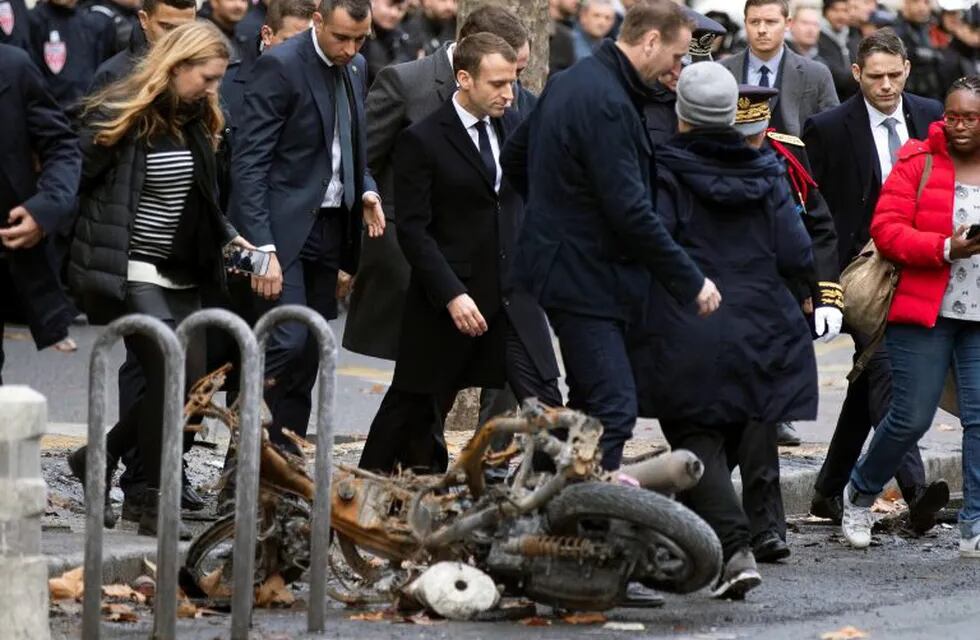 Macron suspenderá subida del combustible para calmar las protestas. (EFE)