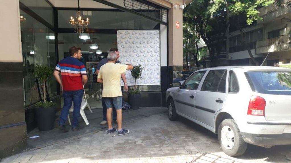 El auto terminó con daños en la parte delantera. (Somos Rosario)