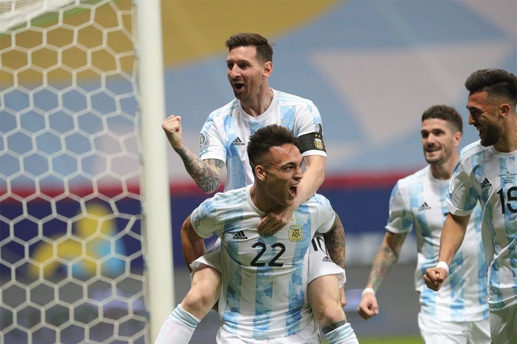 Lautaro Martínez y Messi festejando el primer gol de Argentina que enfrenta a Colombia, en la semifinal de la Copa América de Brasil 2021, en el estadio Mané Garrincha, de Brasilia, buscando la final del certamen a la que ya se clasificó el seleccionado local.
