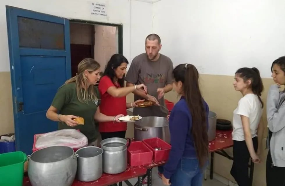 Profesores y alumnos del Ipetaym 68 en la cocina