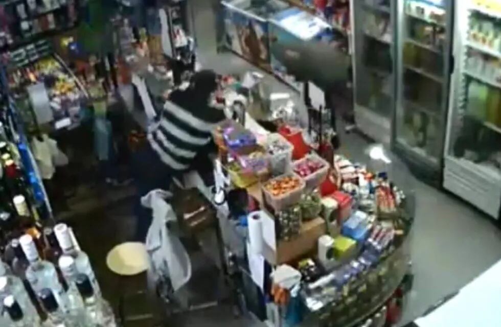 El comerciante intentó detener al ladrón hasta con un botellazo. (Captura de pantalla)